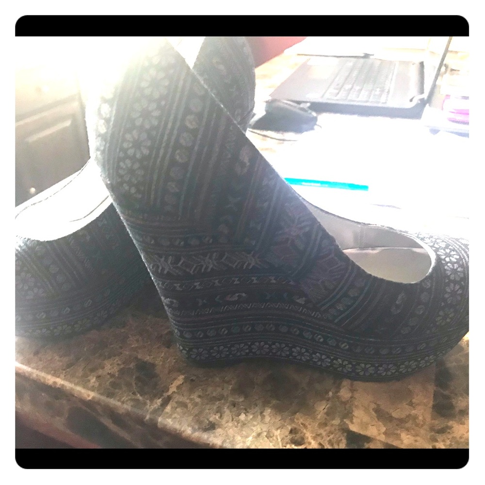 Blue pattern wedges